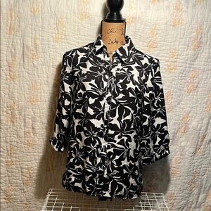 Black and White Floral Button-Up Blouse size large/
